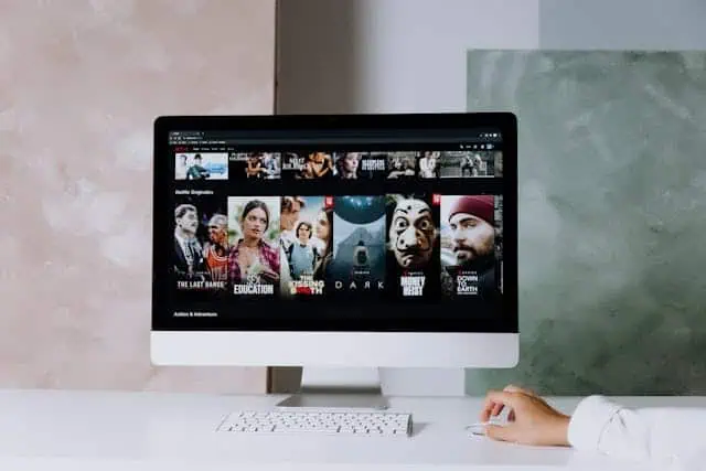 A computer screen showing the program of a streaming channel.